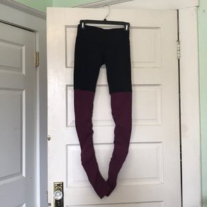 Alo Yoga Goddess Leggings in Black/Maroon